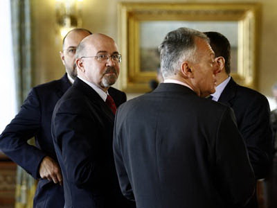 Presedintele UDMR, Marko Bela, asteapta inceputul consultarilor cu presedintele Romaniei, la Palatul Cotroceni din Bucuresti, vineri, 5 decembrie 2008. Consultarile dintre presedintele Traian Basescu si delegatia UDMR s-au desfasurat la Cotroceni, din delegatia Uniunii facand parte liderul Marko Bela, Kelemen Honor si Laszlo Borbely. BOGDAN STAMATIN / MEDIAFAX FOTO