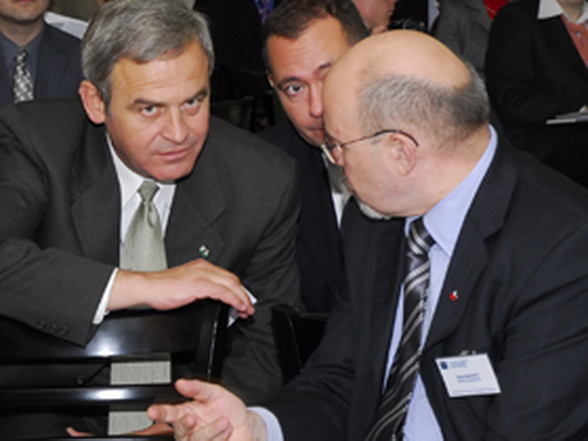 Presedintele Consiliului National Maghiar din Transilvania (CNMT), episcopul Eparhiei Reformate de Piatra Craiului, Laszlo Tokes (stanga) discuta cu presedintele UDMR, Marko Bela (dreapta), la sediul organizatiei judetene Cluj a UDMR, in Cluj-Napoca, vineri, 3 noiembrie 2006. LORAND VAKARCS / MEDIAFAX foto