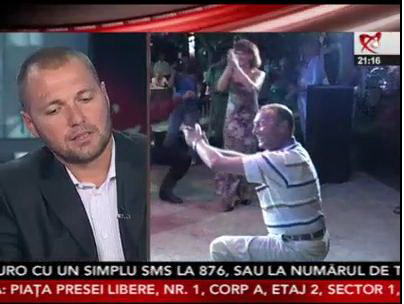 Dublă manipulare: Minciuna spusă de Chitic este însoţită de imagini care confirmă că Traian Băsescu a fost la restaurantul Cireşica, dar în... 2005. Manipularea este făcută de persoane plătite, exclusiv pentru asta, cu salarii de mii de euro lunar. Oameni antrenaţi să mintă. Derbedei de presă.