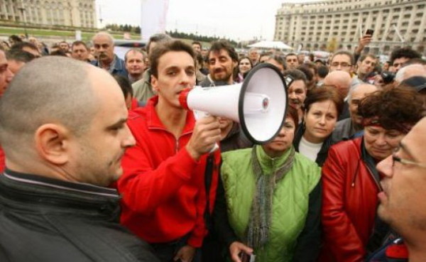 Bizoni şi aurolaci. Uitati-va la expresia feţelor, la mutra sobolanului cu hidrantul stăpânului la gura, la ceafa cheliosului...Ei??? (foto: Cătălin Tudorică)