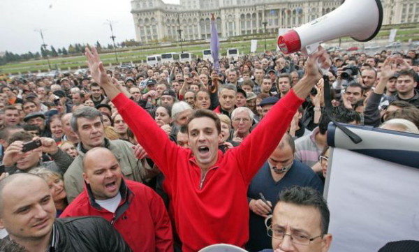 Bizoni în turmă, scandând. În planul îndepărtat se observă autocarele cu care au fost aduşi să-i susţină pe sclavii lui Felix (foto: evz.ro) 