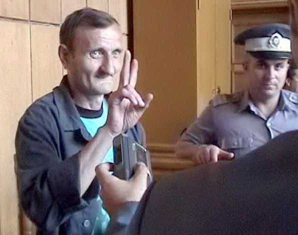 Marcel TUNDREA - O instanta a Tribunalului Gorj a dispus, marti, punerea imediata in libertate a lui Marcel Tundrea, barbatul condamnat in 1992 la 25 de ani de inchisoare pentru un viol si o crima pe care nu le-a comis