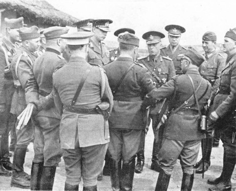 Generalul Ion Antonescu in mijlocul ofiterilor 1941.jpg