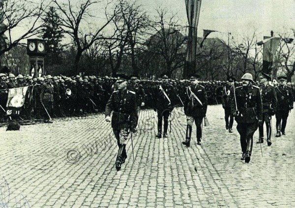 Maresalul Antonescu dând onorul