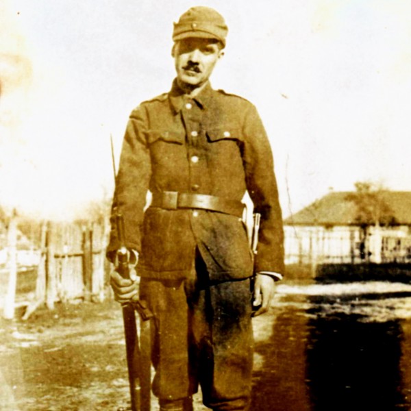 Bunicul Badea Gh Ion, la începutul lui 1943 (ultima fotografie in viața), an în care avea să fie ucis de sovietici, pe frontul de est