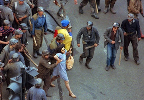 mineri ”ajutând” o femeie să treacă strada
