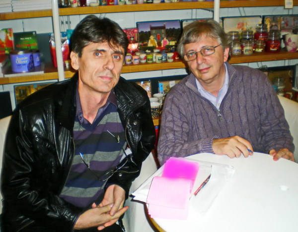 7 noiembrie 2013, prima întâlnire cu Vladimir Tismăneanu, a cărui apreciere mi-a atras cele mai dure atacuri din partea roncilor, niște antisemiți ultra-naționaliști aflați încă în libertate. Dedic această fotografie fraților Roncea și altor derbedei de teapa lor! A cunoaște sau/și a discuta cu un om inteligent este un privilegiu și o onoare pentru mine! Roncii sunt șobolani crescuți prin subteranele Capitalei și nu pricep decât limbajul semnelor. Acesta e primul semn...