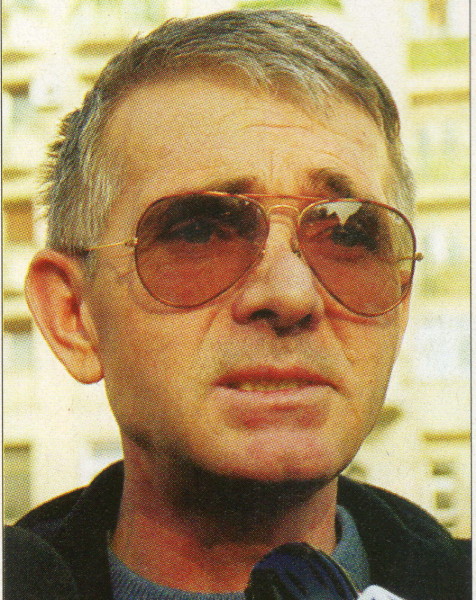 Mihai Iacob - zis ”Himalaya”, alintat cu ”PISI” - de ”terorizda” de nevastă-sa. Uitați-vă la fața lui PISI....HE HE! În poză era mai tânăr cu vreo 10 ani, fiorosul de el!