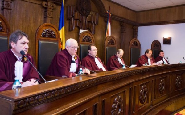 De la stânga la dreapta: Igor Dolea, Tudor Panţâru, Alexandru Tănase, Victor Popa, Petru Răilean şi Aurel Băieşu. (foto: constcourt.md)