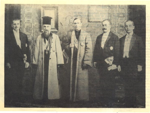 Delegația Consiliului Dirigent al Transilvaniei venită la București pentru a înmâna Regelui Ferdinand I Actul Unirii; de la stânga la dreapta: Vasile Goldiș, Miron Cristea, Iuliu Hossu, Alexandru Vaida-Voievod și Caius Brediceanu.