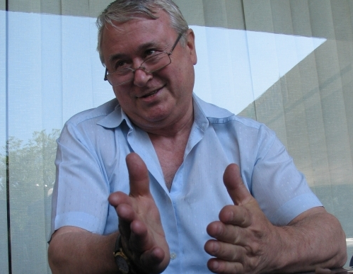 Vasile Stati, un imbecil care a transformat regionalismele rusofone într-o limbă nouă, învățată de la rusoaica de mumă-sa. Un cretin bolșevic cum avem și noi destui la București în Guvern sau Parlament. Așa arată prostul veritabil.