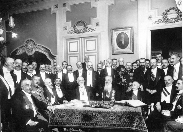 Membrii Sfatului Ţării, sala în care s-a semnat Actul Unirii Republicii Democrate Moldoveneşti (succesoarea guberniei Basarabiei, fostă parte componentă a Ţării Moldovei) cu România, 27 martie/9 aprilie 1918